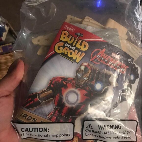 Two brand new build and grow Lowe’s kits Avengers and Kung Fu Panda 2 - Picture 4 of 5